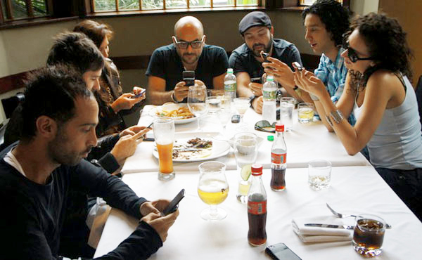 celulares en reuniones.jpg