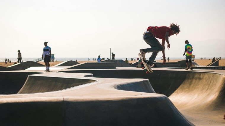 Persona realizando un truco de skate en un parque, metáfora de cómo las organizaciones necesitan operar con equilibrio entre entornos estables e inestables (Calesita y Rock & Samba).